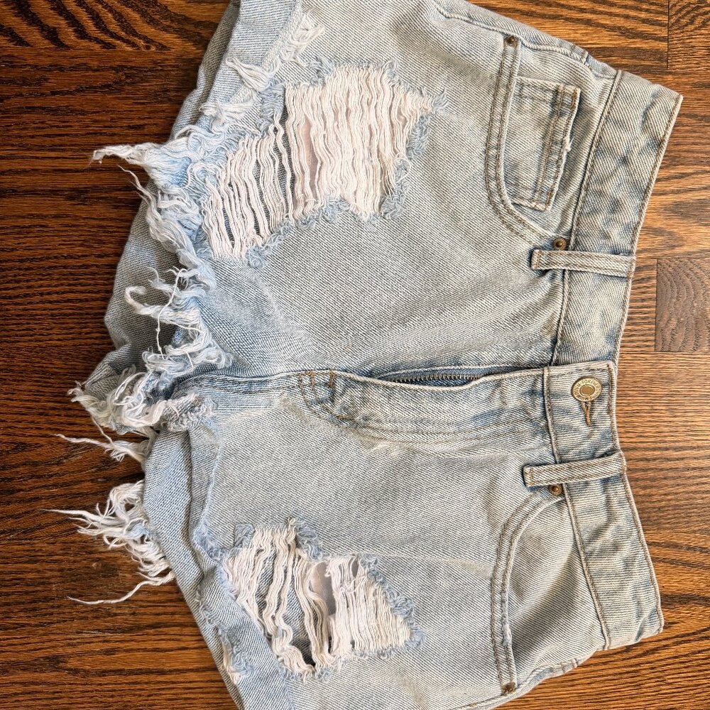Forever 21 Distressed Light Wash Denim Shorts – Size 26